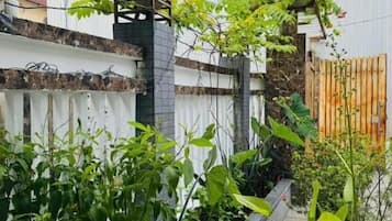 Dortoir PartagĂ©, balcon, vue jardin | Enceinte de lâhĂ©bergement