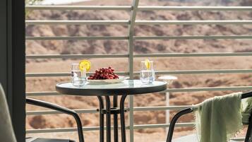 Apartment, 1 Bedroom, Balcony, Mountain View | Outdoor dining