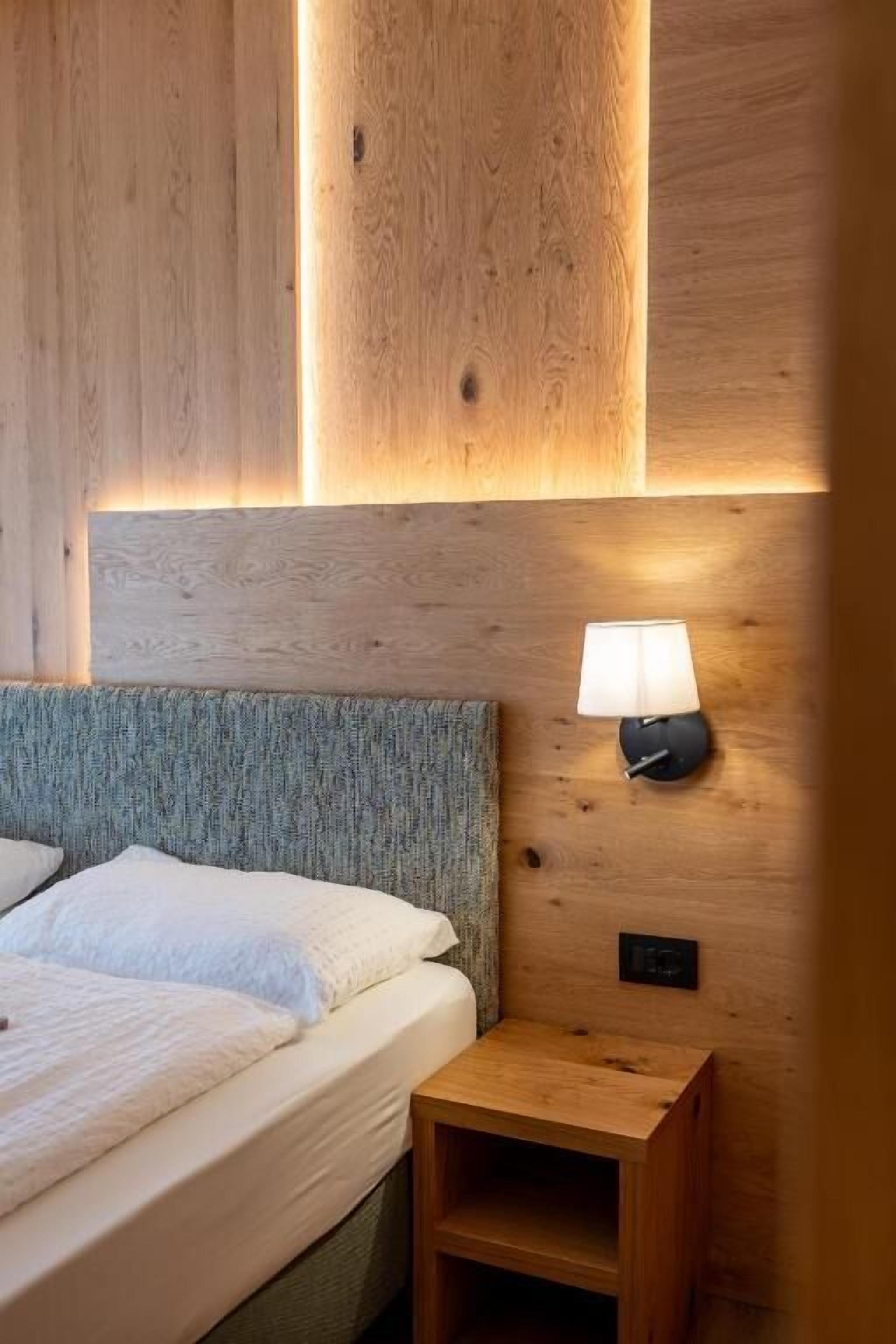 Habitación Deluxe doble, vistas a la colina | Caja fuerte, wifi gratis, ropa de cama