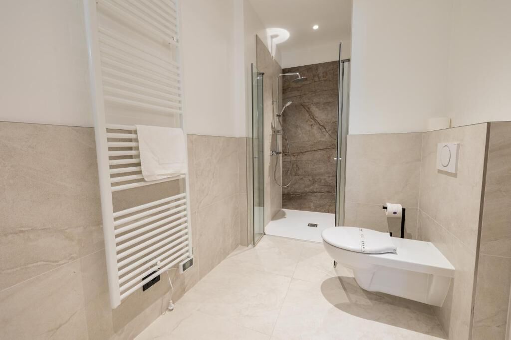 豪華雙人房, 山景 | 浴室 | 淋浴/浴缸二合一、免費盥洗用品、吹風機、毛巾