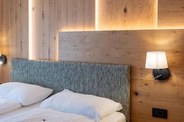 Habitación doble Deluxe, vista a la colina | Caja de seguridad en la habitación, wifi gratis y ropa de cama