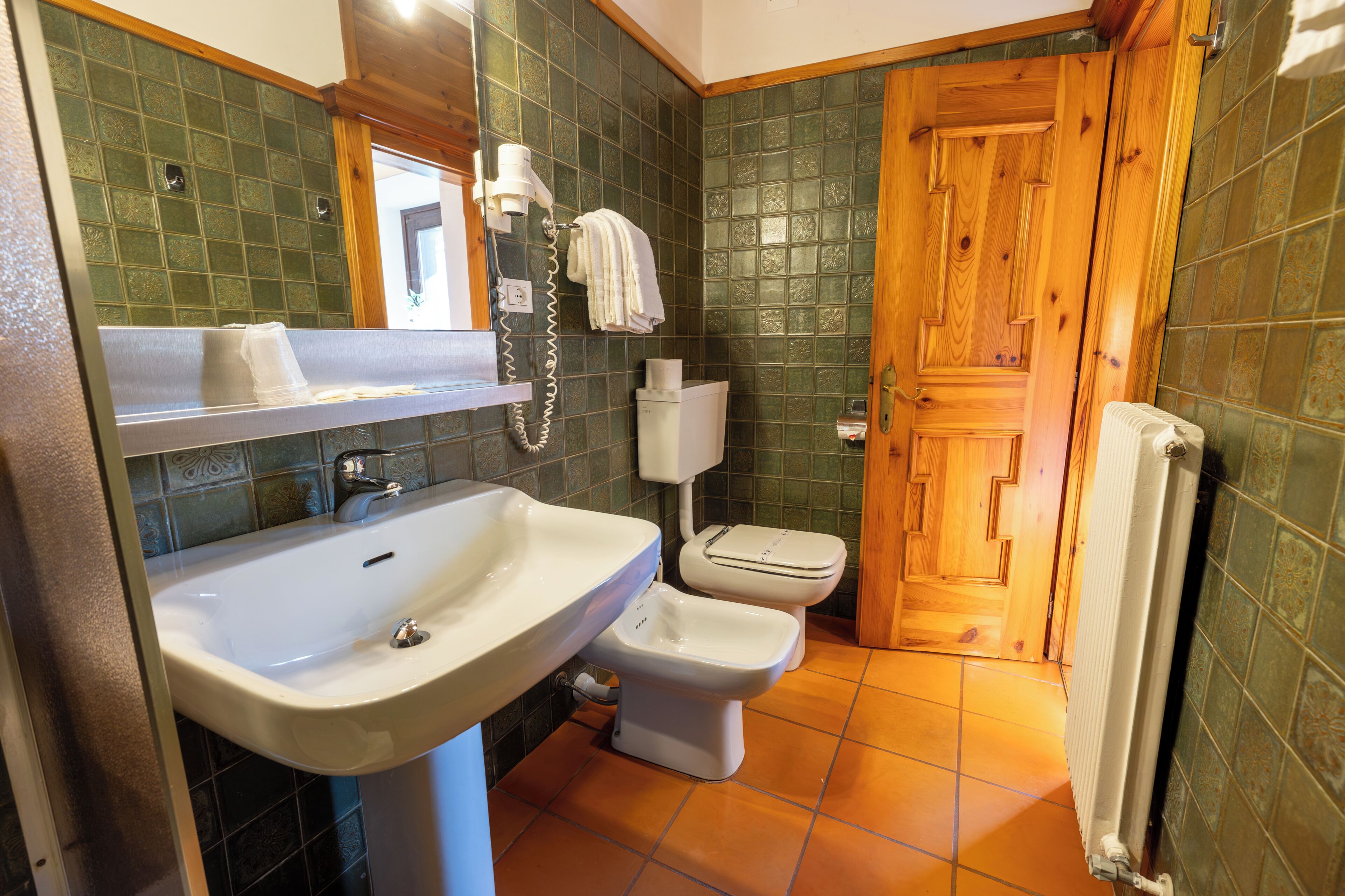 Ein Badezimmer mit Waschbecken, Toilette und Duschbereich.