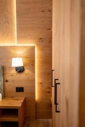 Deluxe Double Room, Hill View | Interior - VILLAGGIO HOTEL AQUILA (Calliano)