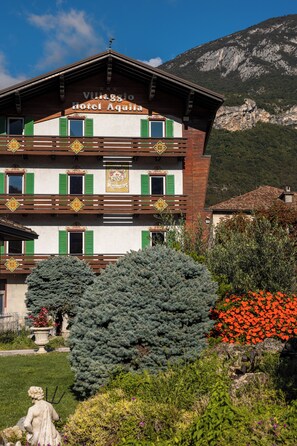 A multi-story building with a sign reading 'Villa Aguglia Hotel.' - VILLAGGIO HOTEL AQUILA (Calliano)