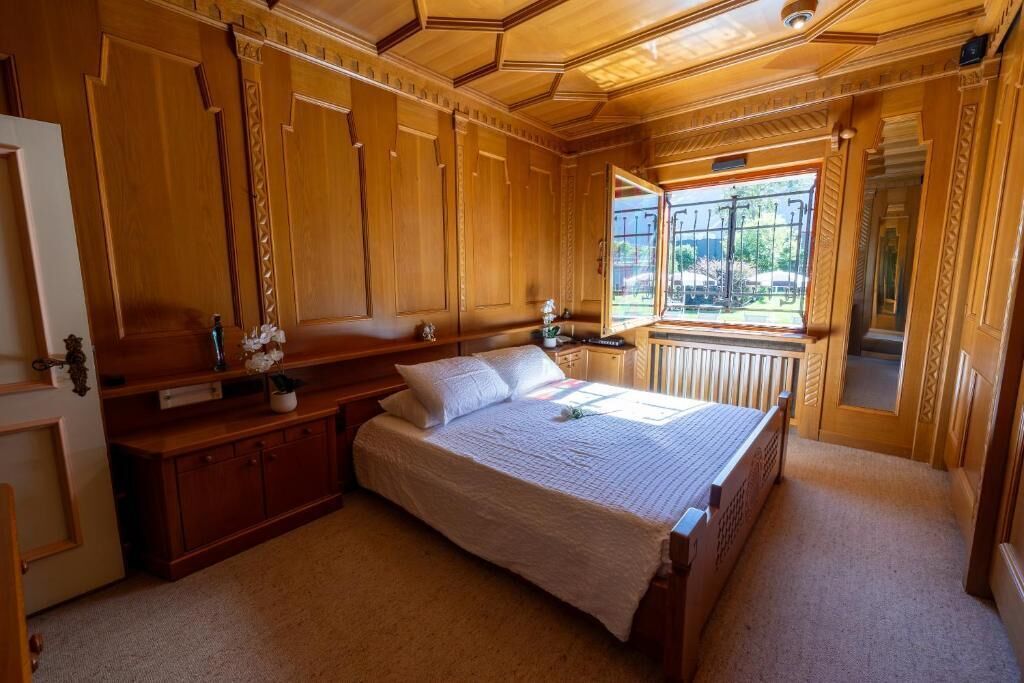 Villa, Terrasse, Gartenblick