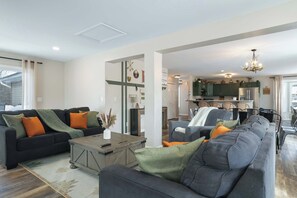 TV, fireplace, video games, table football - Nerf Rm | Hot Tub | Theater | Mini-Golf | Bowling (Blakeslee)