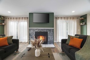 TV, fireplace, video games, foosball - Nerf Rm | Hot Tub | Theater | Mini-Golf | Bowling (Blakeslee)