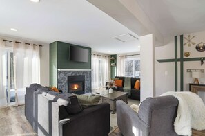 TV, fireplace, video games, table football - Nerf Rm | Hot Tub | Theater | Mini-Golf | Bowling (Blakeslee)