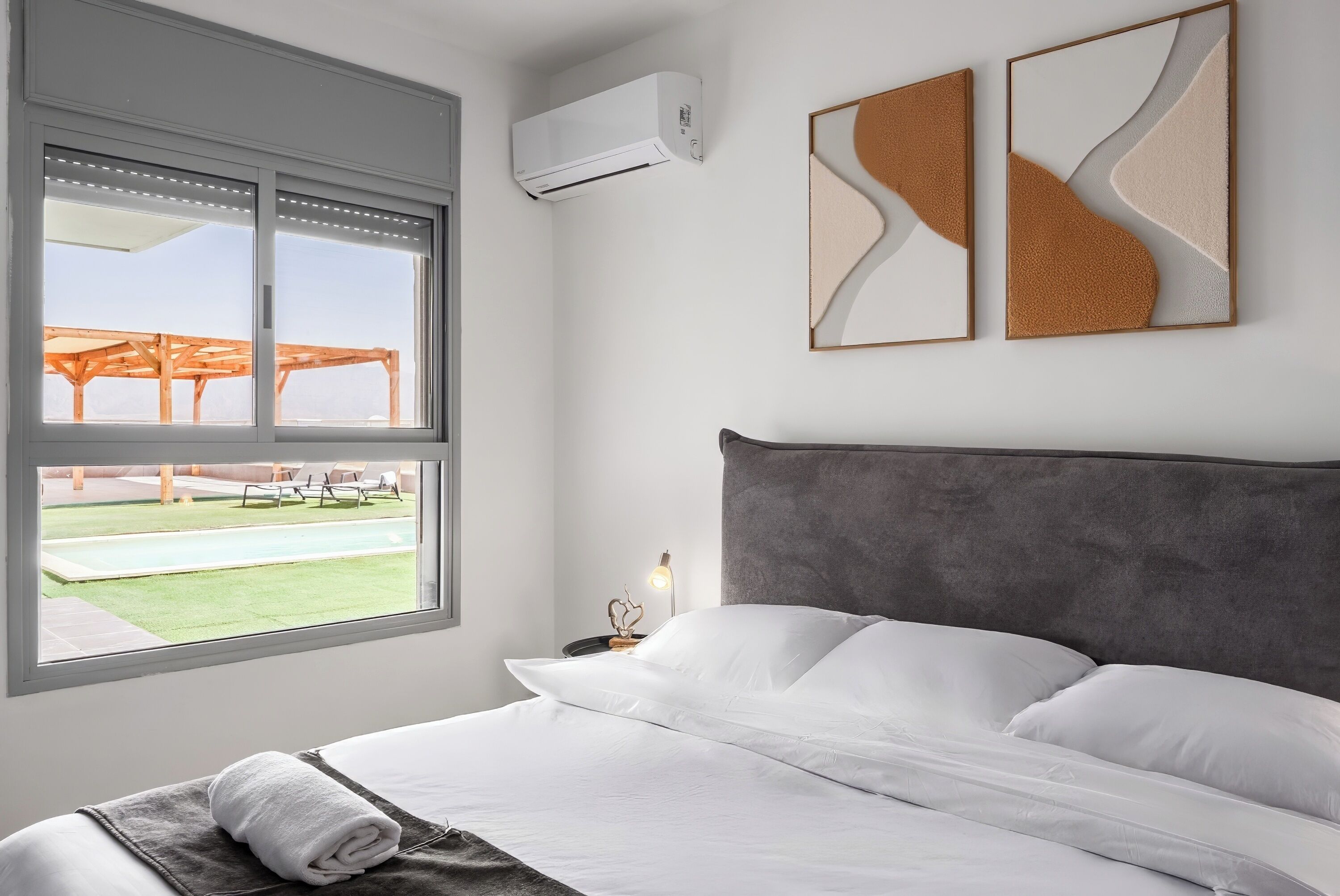 Huoneisto, 4 makuuhuonetta, parveke, uima-altaan luona