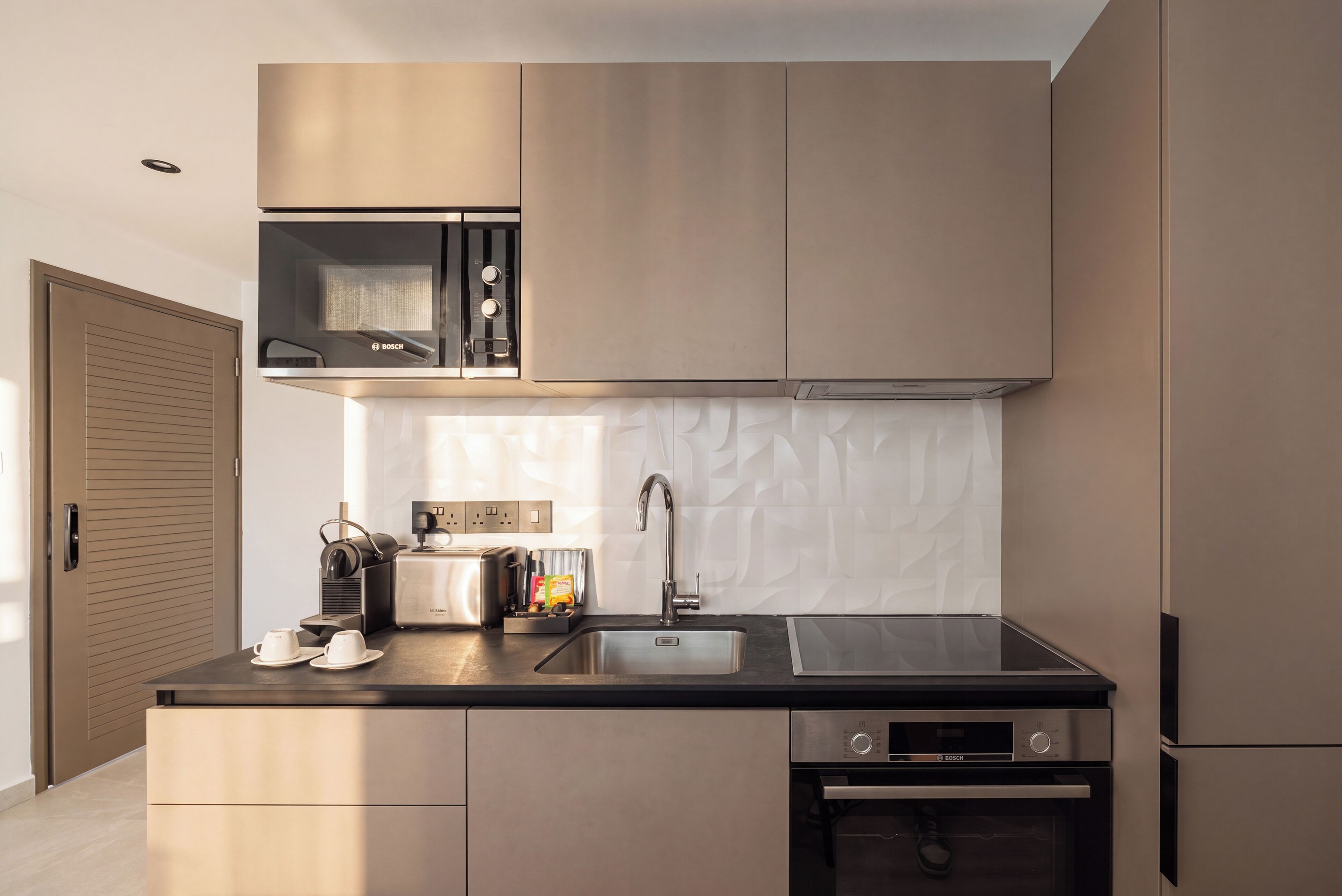 Estudio Deluxe | Cocina privada | Cafetera de espresso, cafetera y tetera y refrigerador con congelador 