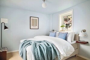 3 bedrooms, desk, iron/ironing board, travel cot - Bryggen Suites l 1min to Bryggen & Floyen (Bergen)