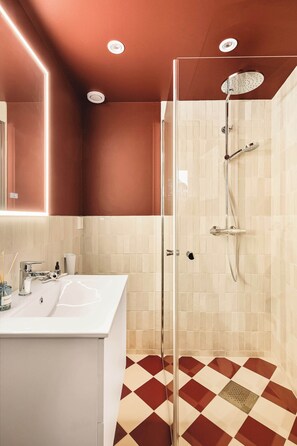 Shower, hair dryer, towels, shampoo - Bryggen Suites l 1min to Bryggen & Floyen (Bergen)