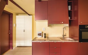 Fridge, oven, stovetop, coffee/tea maker - Bryggen Suites l 1min to Bryggen & Floyen (Bergen)