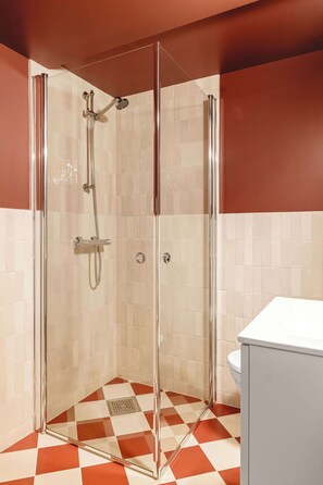 Shower, hair dryer, towels, shampoo - Bryggen Suites l 1min to Bryggen & Floyen (Bergen)