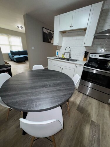 2BR/1BA - Bright & Comfortable Apartment!