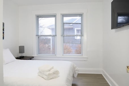 Bureau, fer et planche à repasser, lit parapluie, Wi-Fi. Convenient 3 Bed/1 Bath Home