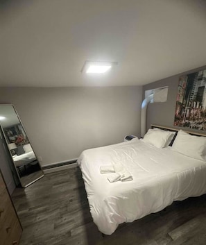 Tabla de planchar con plancha, wifi, ropa de cama
