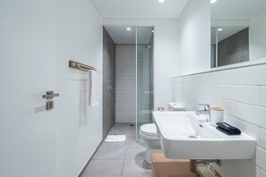 Shower, hair dryer, towels, soap - Woodstock Mountain Scenery (Cape Town)