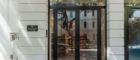 تفاصيل الفندق من الخارج