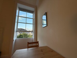 Dining - Flat, Arthur Seat view, walking distance to Castle (Edinburgh)