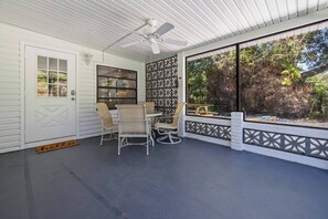Outdoor dining - La Maison at Alva Oaks Farm- A quiet and serene getaway nestled among old oaks! (Alva)