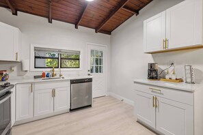 Fridge, microwave, oven, stovetop - La Maison at Alva Oaks Farm- A quiet and serene getaway nestled among old oaks! (Alva)
