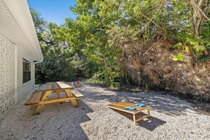 Outdoor dining - La Maison at Alva Oaks Farm- A quiet and serene getaway nestled among old oaks! (Alva)
