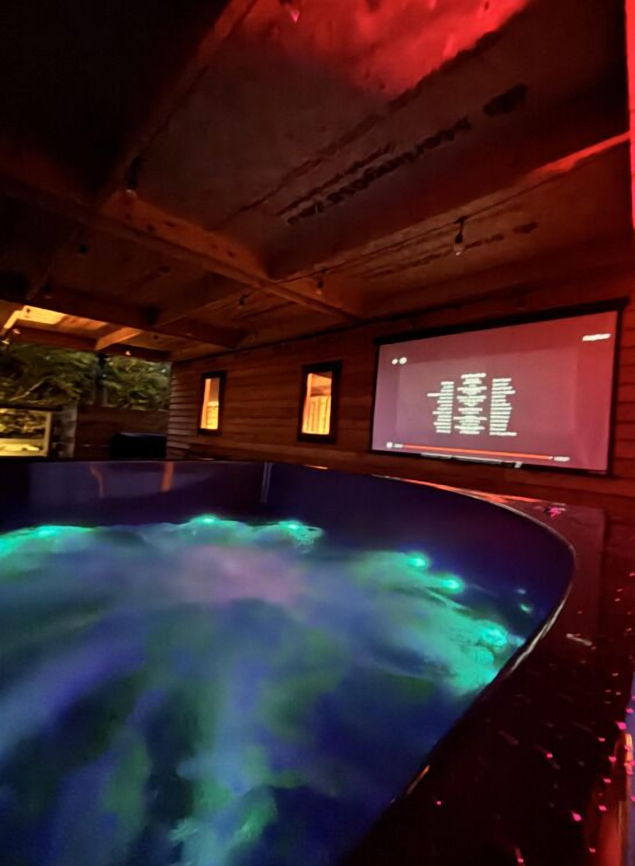 Ein Whirlpool mit digitaler Anzeige und Holzinnenraum.