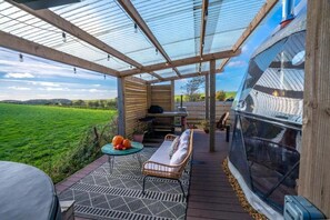 Outdoor dining - Coorie Retreats (Stranraer)