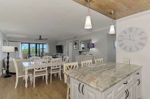 Dining - Harbor Towers 418 - Tropical Sands Accommodations (Siesta Key)