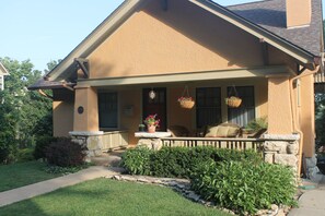 Exterior - Charming Home centrally located for FIFA World Cup + Office (Kansas City)