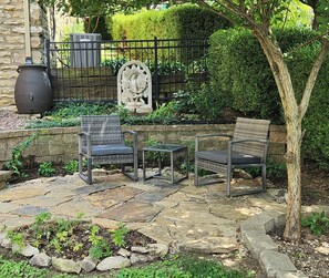 Property grounds - Charming Home centrally located for FIFA World Cup + Office (Kansas City)