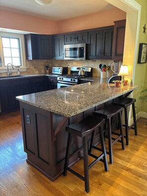 Private kitchen - Charming Home centrally located for FIFA World Cup + Office (Kansas City)