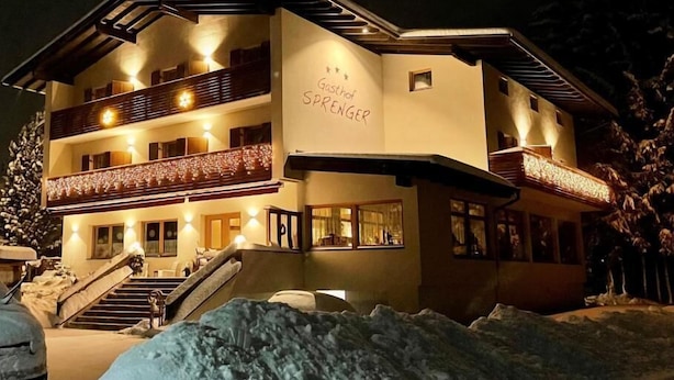 A multi-story building with a sign reading 'Gasthof SPRENGER'. - Gasthof Sprenger (Sillian)