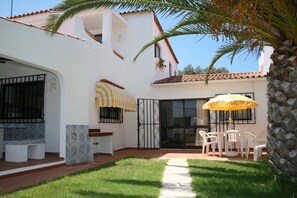 Outdoor dining - Country House 'Quinta Da Eira' with Private Pool, Wi-Fi and Air Conditioning (Lagoa)