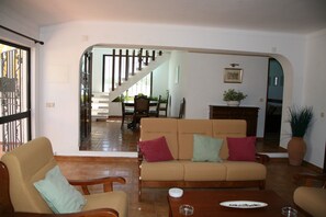 TV, fireplace - Country House 'Quinta Da Eira' with Private Pool, Wi-Fi and Air Conditioning (Lagoa)