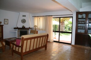TV, fireplace - Country House 'Quinta Da Eira' with Private Pool, Wi-Fi and Air Conditioning (Lagoa)