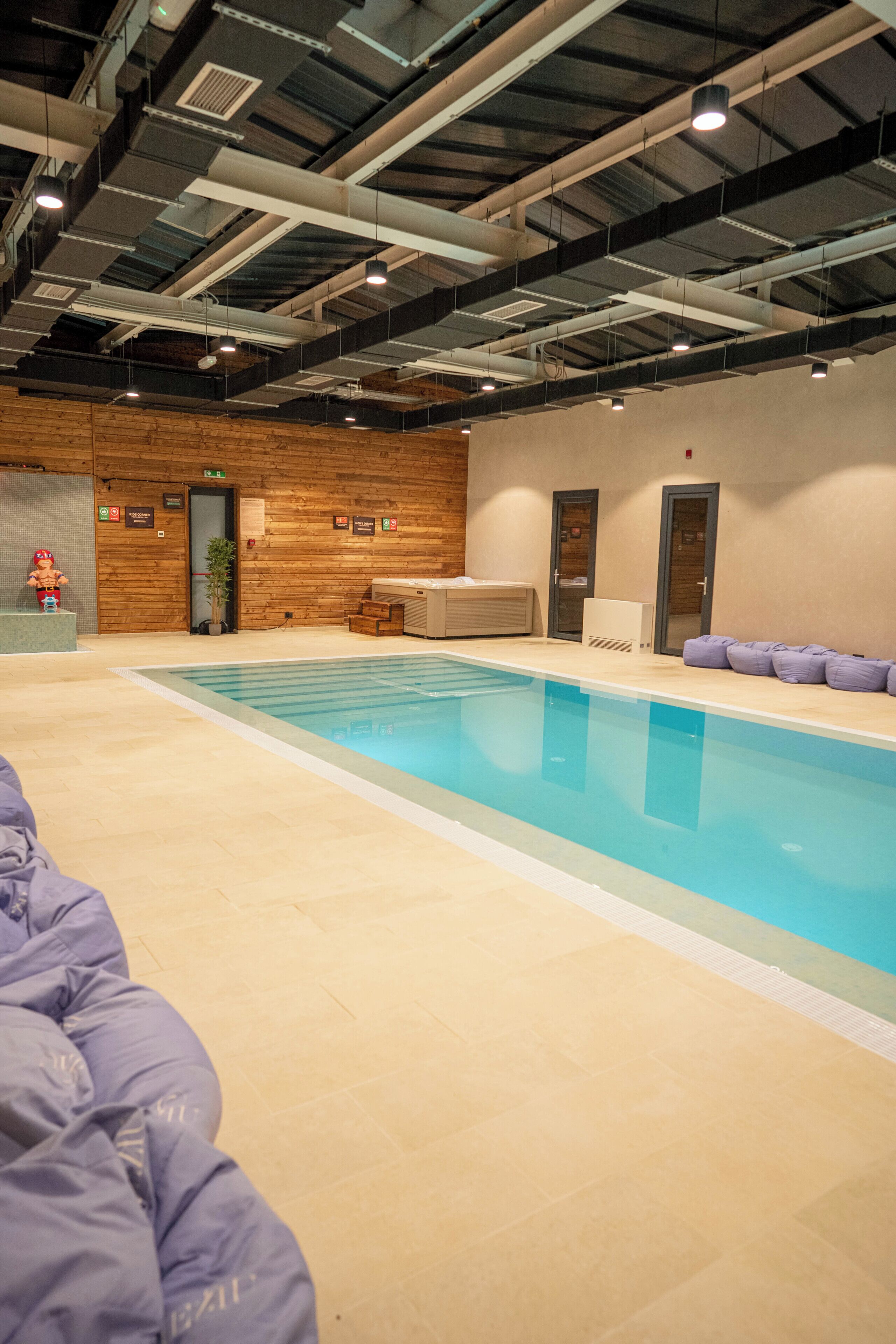 Piscina coperta, piscina stagionale all'aperto