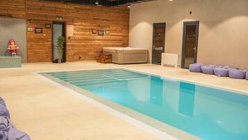 Piscina coperta, piscina stagionale all'aperto