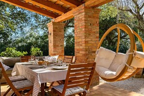 Outdoor dining - Villa in the Sibillini Mountains, Pool & Privacy (Sant'Angelo in Pontano)