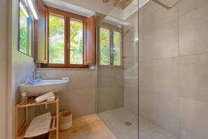 Shower, hair dryer, bidet, towels - Villa in the Sibillini Mountains, Pool & Privacy (Sant'Angelo in Pontano)