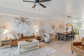 Smart TV, fireplace, books - Waterfront Retreat!•2 Homes, 8BR•10Min->DT & Beach (North Charleston)