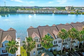 Ein Küstenhotel mit mehrstöckigen Gebäuden, einer Marina und freiem Blick auf das Wasser.