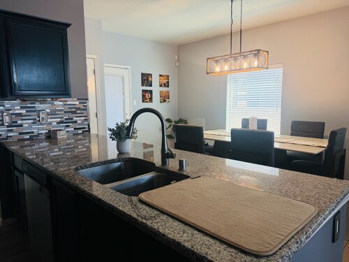 Modern Cozy 3BR Home / Near HWY + Restaurants.