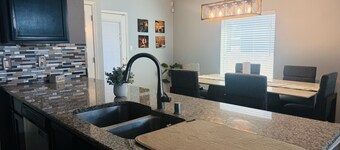 Modern Cozy 3BR Home / Near HWY + Restaurants.