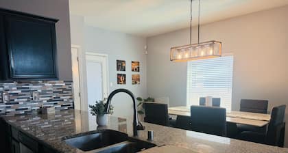 Modern Cozy 3BR Home / Near HWY + Restaurants.