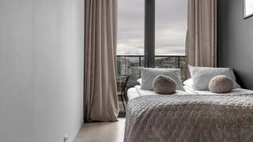 Apartamento Premium, vistas parciales al mar | Escritorio y espacio para trabajar con un portátil