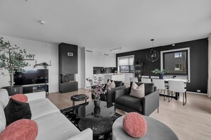 Una sala de estar moderna con un sofá, una mesa de centro y un comedor.