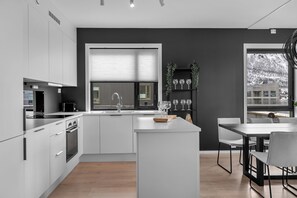 Premium Apartment, Partial Ocean View | Private kitchen | Fridge, microwave, oven, stovetop - TotalApartments Gjøa Premium (Tromsø)