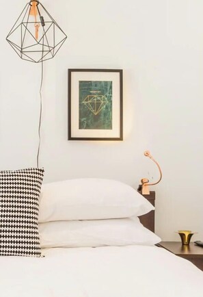 Desk, iron/ironing board, travel cot, WiFi - Stylish Apt 4 Brick Ln in the heart of Shoreditch (Greater London)